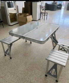 طاولة تخييم محمولة مع 4 كراسي متينة  